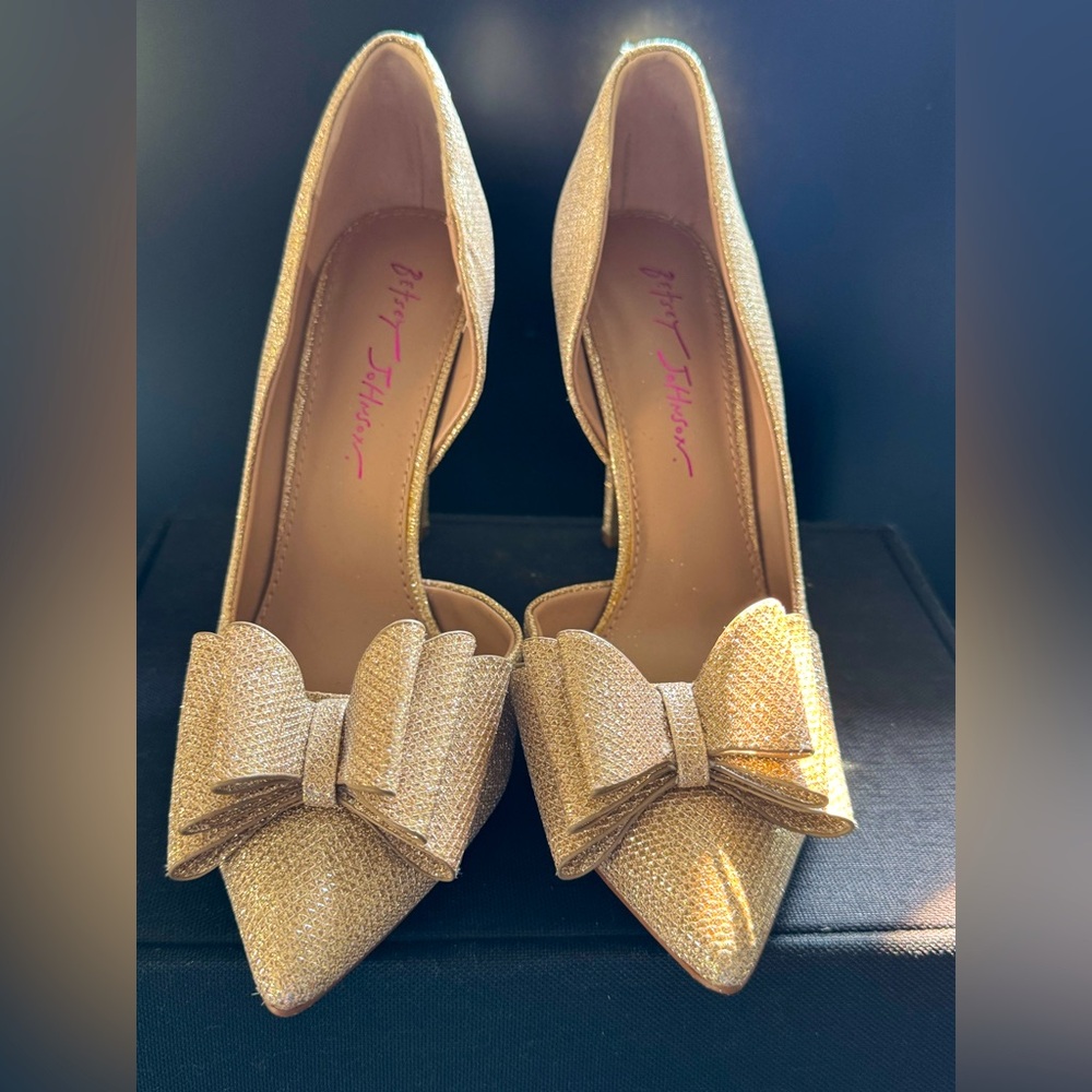 Betsey Johnson Gold Bow Women's Shoes Sz 7 1/2 4 1/2 inch heel